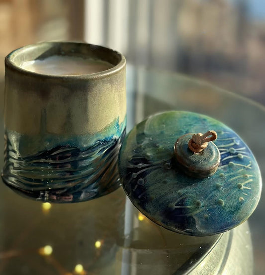 "Wandering" - Small ceramic candle with lid