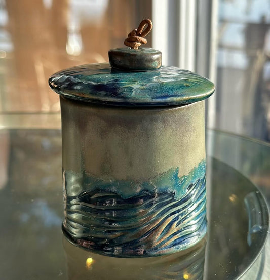 "Wandering" - Small ceramic candle with lid